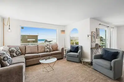Image de Dog-friendly, vue sur la mer avec terrasse et jardin clos - 1 pâté de maisons de la plage!