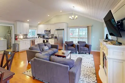 Image de Charmante maison en bord de mer avec bain à remous privé et accès facile à la plage!