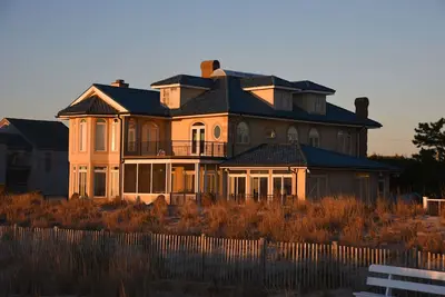 Image de Oceanfront Gated Estate @ end of Boardwalk! Piscine, bain à remous et dort 14