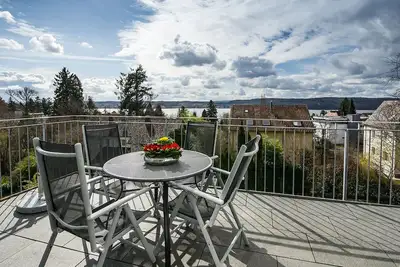 Calme et détente au-dessus des toits d'Überlingen West avec vue sur le lac de Constance