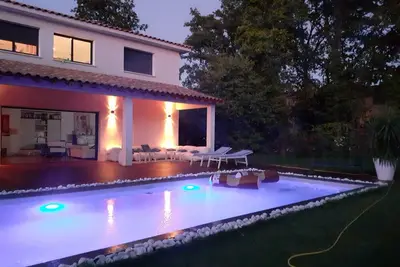 Beautiful  Villa, Quiet, Swimming Pool, sleeps 10/12.