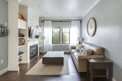 Image de Magnifique condo Swiss Chalet (Ada! )