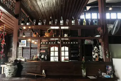Image de Maison en bois de style thaïlandais, restez comme une vue locale sur le canal, endroit calme.