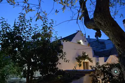 Image de Trulli Madia Luxury - La Giara. Jardin fleuri avec jacuzzi
