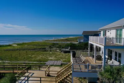 Image de 20% de réduction sur les réservations d'automne! Oceanfront House, Spacieux Ocean View Decks, accès à la plage privée, 5 chambres