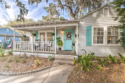 Image de Nouveau! Centre-ville Winter Garden Cottage w / Yard!