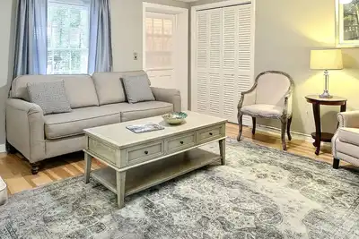 Image de Magnifique location de vacances sur Oglethorpe Ave! En face du cimetière de parc colonial!