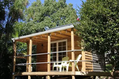 Image de Cabine unique, Whangarei central dans un cadre de brousse