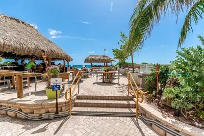 Image de Condo moderne de 3 chambres à coucher directement sur la plage