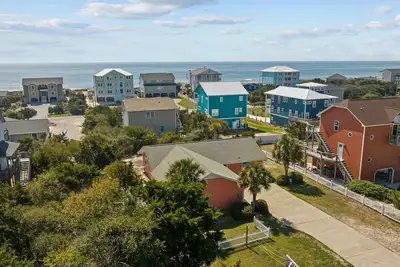 Image de Nouveau! Accueil coloré Emerald Isle, promenade jusqu'à la plage