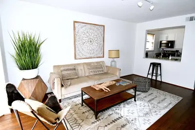 Image de Organic Clean, King Bed, Parking, Design Dist / Hp / Uptown / Katy Tr