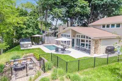 Image de Accès privé au lac, bain à remous, foyer et vues infinies sur le lac Michigan