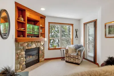 Image de Très Rare One Bedroom Creekside Slopeside Condo - 4 personnes - Animaux acceptés