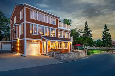 Image de Spectaculaire Lakefront Living avec Fire Pit sur North Beach!