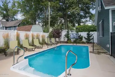 Image de Piscine et jeu de palets - 2 pâtés de maisons de South Beach et Kid's Corner!