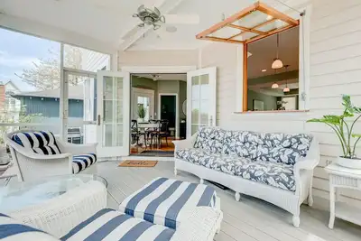 Image de Vues sur le lac, bain à remous, foyer et cour privée sur North Beach!