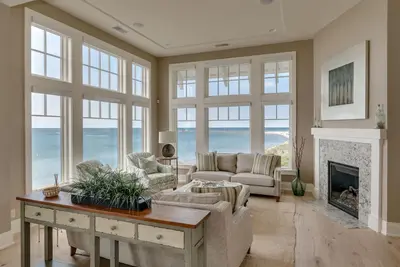 Image de Maison de plage de luxe avec vue sur South Beach avec bain à remous au bord du lac, foyer et cuisine extérieure
