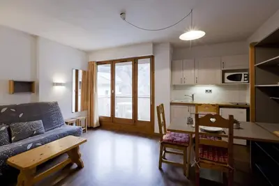 Image de 50m du centre station, 3ème étage, vue montagne, balcon, parking, télévision, casier à ski, 24m²