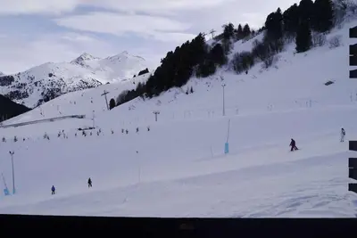 Image de 270m des commerces, 1er étage, vue pistes de ski, balcon, télévision, casier à ski, 42m²