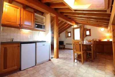 Image de 100m du centre station, 3ème étage, vue village, balcon, parking, télévision, casier à ski, 38m²