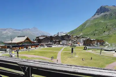 Image de À 10m des pistes de ski, 1er étage, vue dégagée, télévision, casier à ski, 62m², Tignes