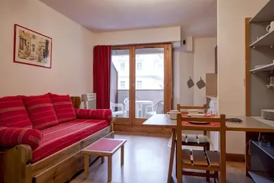 Image de 50m du centre station, 2ème étage, balcon, parking, télévision, casier à ski, 25m², Brides Les Bains