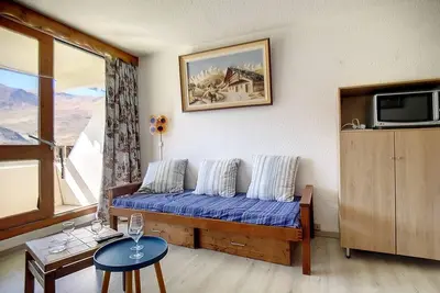 Image de 200m du centre station, 5ème étage, vue pistes de ski, balcon, télévision, casier à ski, 26m²