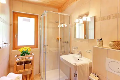 Image de Chalet, sauna, terrasse, balcon, cheminée ou poêle à bois, parking, télévision, 160m², Thyon