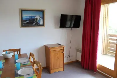 Image de À 200m des pistes de ski, Rez-de-chaussée, vue montagne, balcon, télévision, casier à ski, 32m²