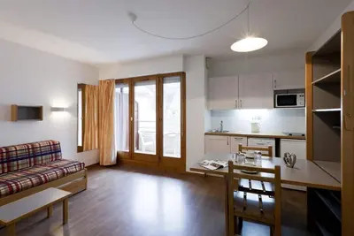 Image de 50m du centre station, 2ème étage, balcon, parking, télévision, casier à ski, 24m², Brides Les Bains