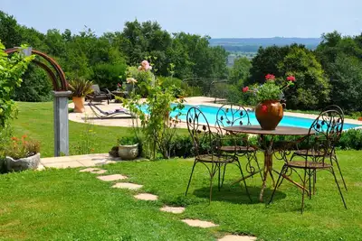 Image de Batisse Du Xvii ème Renovee  Avec Piscine