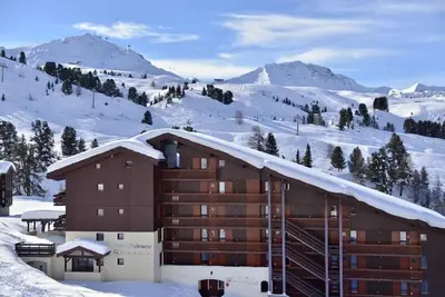 Image de 100m du centre station, 3ème étage, vue pistes de ski, balcon, télévision, casier à ski, 27m²