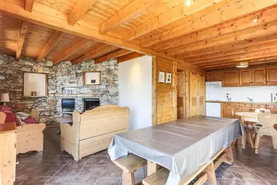 Image de Chalet, 350m du centre station, balcon, cheminée ou poêle à bois, télévision, 100m²