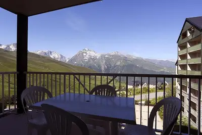 Image de 100m du centre station, étage -1, terrasse, balcon, télévision, casier à ski, 28m², Peyragudes