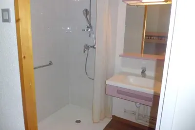 Image de 50m du centre station, 3ème étage, balcon, parking, télévision, casier à ski, 25m², Brides Les Bains