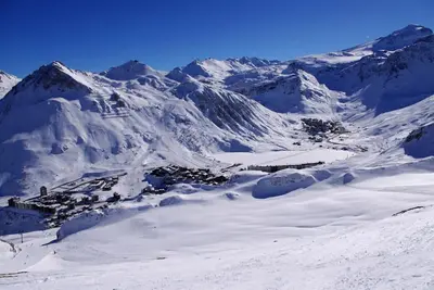 Image de 50m du centre station, 2ème étage, balcon, cheminée ou poêle à bois, télévision, casier à ski, 55m²
