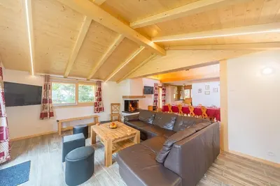 Image de Chalet, sauna, terrasse, balcon, cheminée ou poêle à bois, parking, télévision, 155m², La Tzoumaz