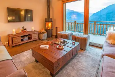 Image de Chalet, wifi, terrasse, balcon, cheminée ou poêle à bois, parking, télévision, casier à ski, 220m²