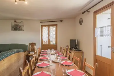 Image de Chalet, balcon, cheminée ou poêle à bois, parking, télévision, casier à ski, 130m²