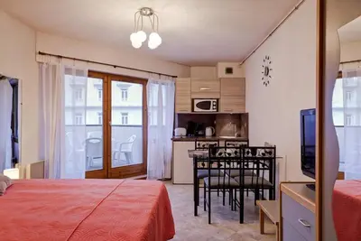 Image de 50m du centre station, 2ème étage, balcon, parking, télévision, casier à ski, 25m², Brides Les Bains
