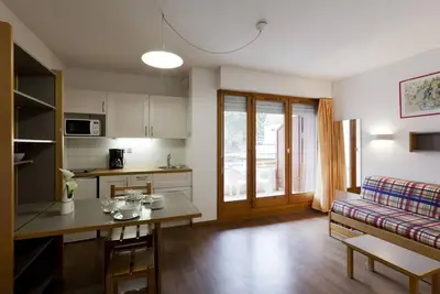 Image de 50m du centre station, 2ème étage, balcon, parking, télévision, casier à ski, 24m², Brides Les Bains