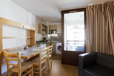 Image de 2ème étage, balcon, parking, télévision, casier à ski, 28m², Brides Les Bains