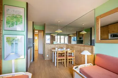 Image de 300m du centre station, 3ème étage, vue montagne, balcon, télévision, casier à ski, 24m²