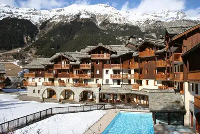 Image de Pied des pistes de ski, piscine, sauna, hammam, terrasse, balcon, parking, télévision, casier à ski