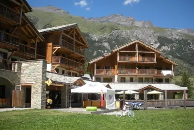 Image de Wifi, pied des pistes de ski, terrasse, balcon, cheminée ou poêle à bois, parking, télévision