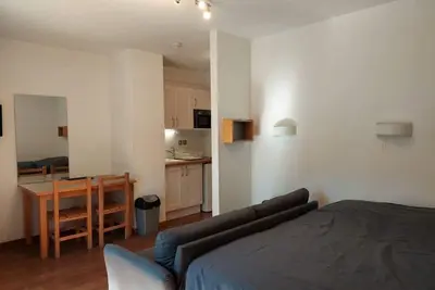 Image de 50m du centre station, 2ème étage, vue jardin, balcon, parking, télévision, casier à ski, 23m²