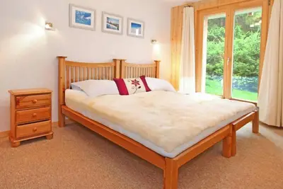 Chalet, sauna, terrasse, balcon, cheminée ou poêle à bois, parking, télévision, casier à ski, 210m²