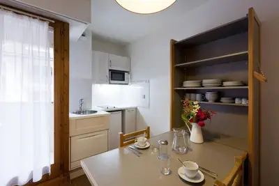 Image de 50m du centre station, 3ème étage, balcon, parking, télévision, casier à ski, 25m², Brides Les Bains