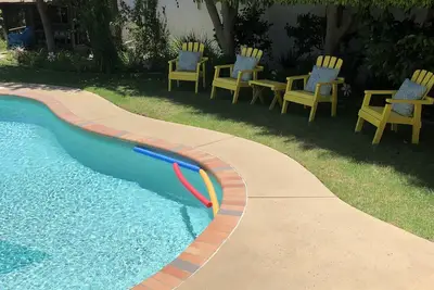 Image de Propriété privée magnifiquement aménagée et piscine avec une unité de 2 lits 1 ba