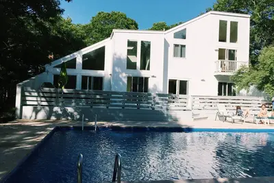 Image de Retraite chic avec piscine d'eau de mer Fabulous chauffée, tennis